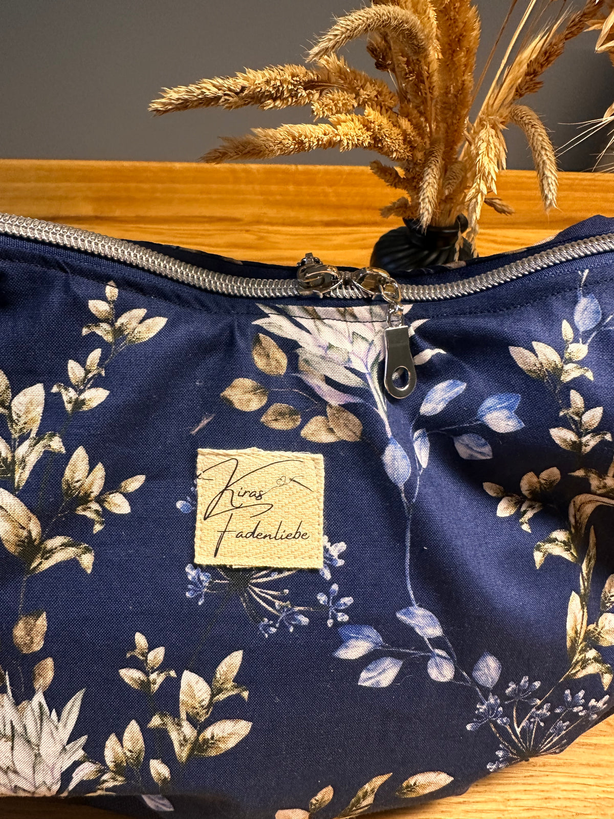 Bananentasche - blau/Blumenprint - Gr. S