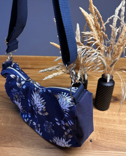 Bananentasche - blau/Blumenprint - Gr. S