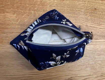 Kosmetikmäppchen blau/ Blumenprint mit silber Gr. XS