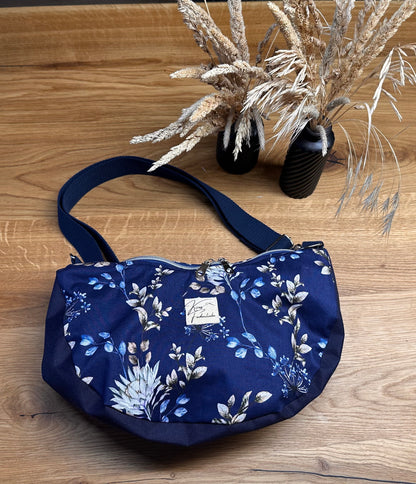 Bananentasche - blau/Blumenprint - Gr. S