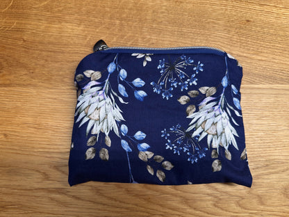 Kosmetikmäppchen blau/ Blumenprint mit silber Gr. XS