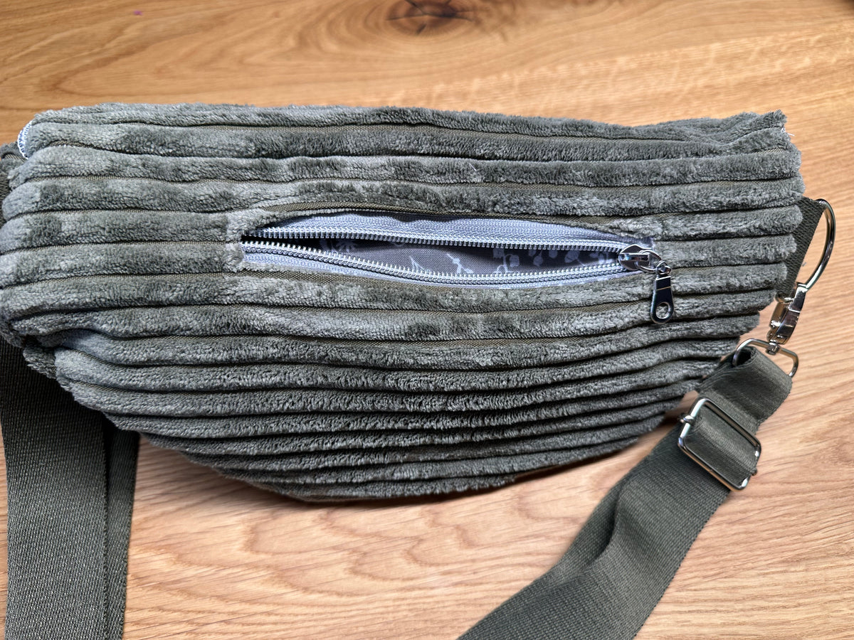 Bauchtasche Gr. M - Cord - Olive
